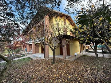 VILLA A SCHIERA D'ANGOLO A SONCINO