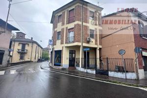 Palazzo / Stabile di 225 m² con più di 5 locali a 