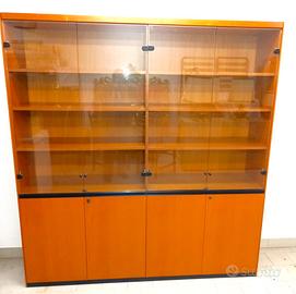 Elegante libreria in noce con ante in vetro