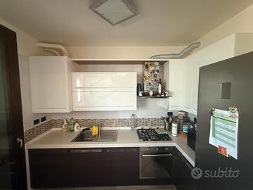 Cucina con top in quarzo