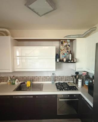 Cucina con top in quarzo