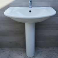 Lavabo con colonna. Colore bianco.Con rubinetto
