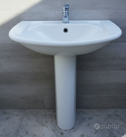 Lavabo con colonna. Colore bianco.Con rubinetto
