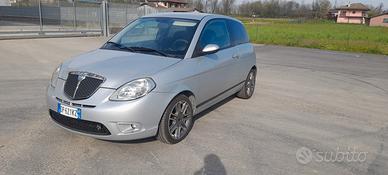 lancia y 