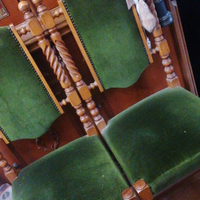 Sedie in legno e velluto