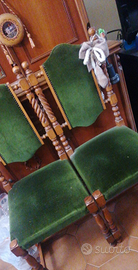 Sedie in legno e velluto