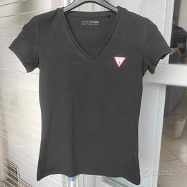 T-shirt scollo a V Guess