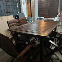 Tavolo da esterno con sedie 