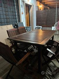 Tavolo da esterno con sedie 