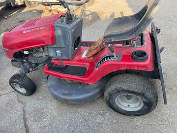 Trattorino taglia erba