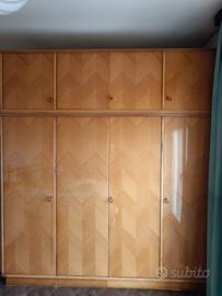 Armadio in legno chiaro vintage