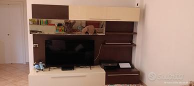 parete TV completa di boiserie 