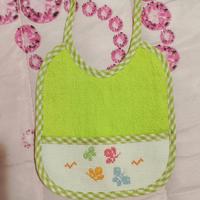 Bavetta neonato in spugna con ricamo a mano 