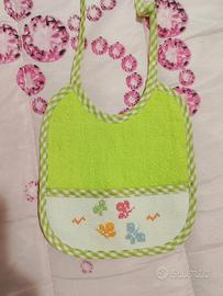 Bavetta neonato in spugna con ricamo a mano 