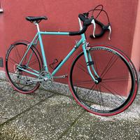 Bici da corsa vintage restaurata
