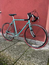 Bici da corsa vintage restaurata