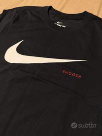 T-Shirt Nera The Nike Tea Swoosh con logo
