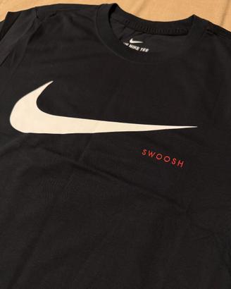 T-Shirt Nera The Nike Tea Swoosh con logo