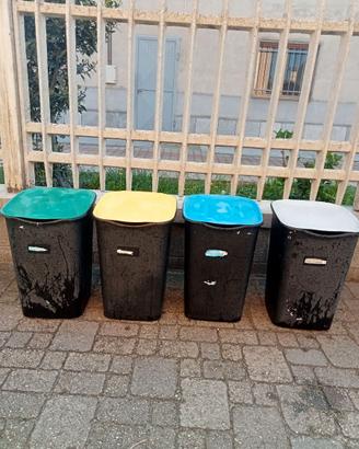 N. 4 bidoncini per raccolta differenziata