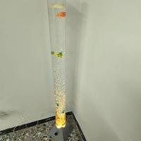 Acquario con pesci finti e lampada RGB