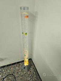 Acquario con pesci finti e lampada RGB