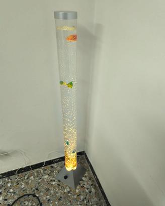 Acquario con pesci finti e lampada RGB