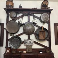 Piattaia antica con oggettistica