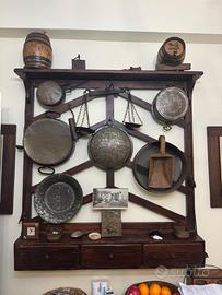 Piattaia antica con oggettistica