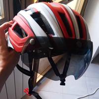 casco bicicletta con occhiali rimovibili 