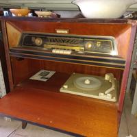 Radio d'epoca con mobile + giradischi