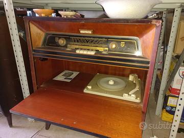 Radio d'epoca con mobile + giradischi