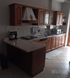 Cucina completa di tavolo e 4 sedie. 