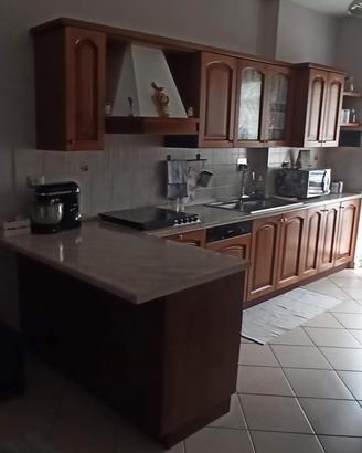 Cucina completa di tavolo e 4 sedie. 
