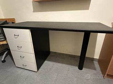 Scrivania moderna per stanzetta o ufficio