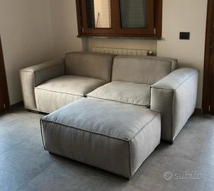 Divano moderno  con pouff grande