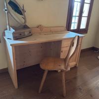 Scrivania e sedia in abete