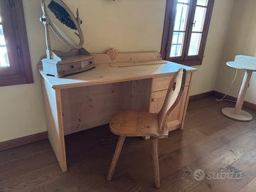 Scrivania e sedia in abete