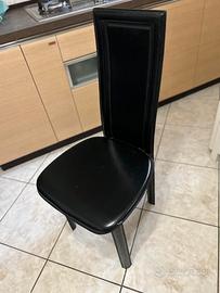 6 sedie in cuoio nero.