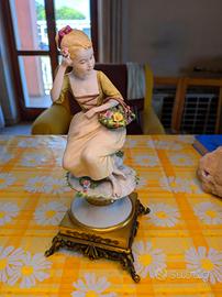 STATUA IN PORCELLANA BENACCHIO CON BASE  Elegante