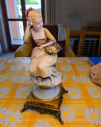 STATUA IN PORCELLANA BENACCHIO CON BASE  Elegante