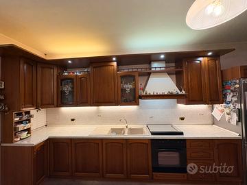 Cucina in noce scuro