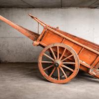 Carro agricolo in legno con due ruote originali