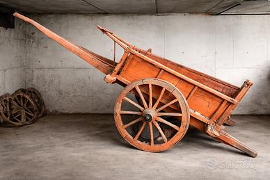 Carro agricolo in legno con due ruote originali