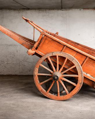 Carro agricolo in legno con due ruote originali