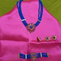 Collana, braccialetto, orecchini e anello set