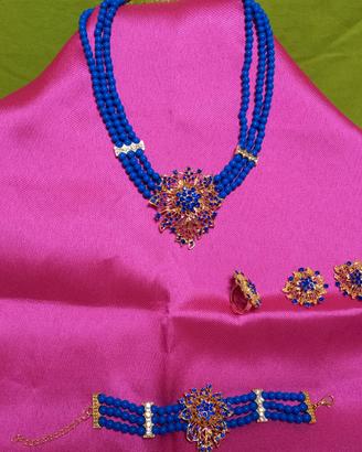Collana, braccialetto, orecchini e anello set
