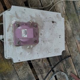 Trasformatore monofase con quadro e presa 2P 220V