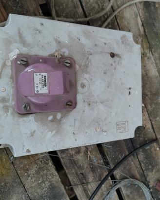 Trasformatore monofase con quadro e presa 2P 220V