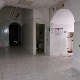 Negozio a Salerno in via Crispi