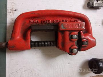 Taglia tubi per tubi in ferro